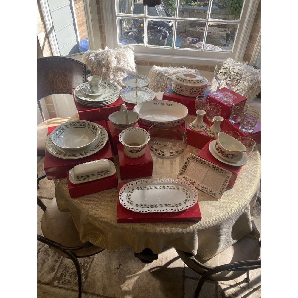 8 Christmas Place Settings Royal Limited Holly Holidays China PLUS PLUS